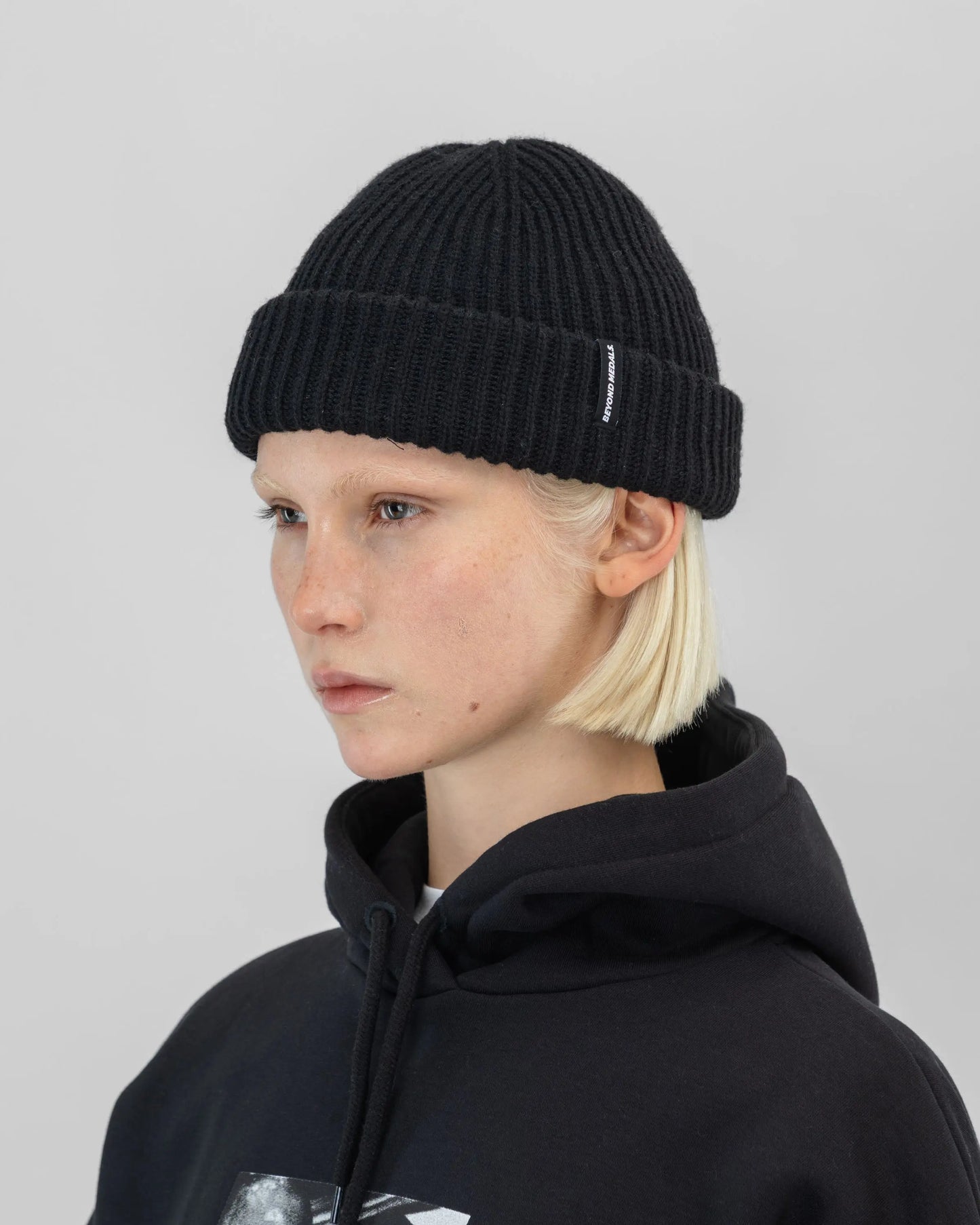 Beyond Medals - SHORT BEANIE Musta