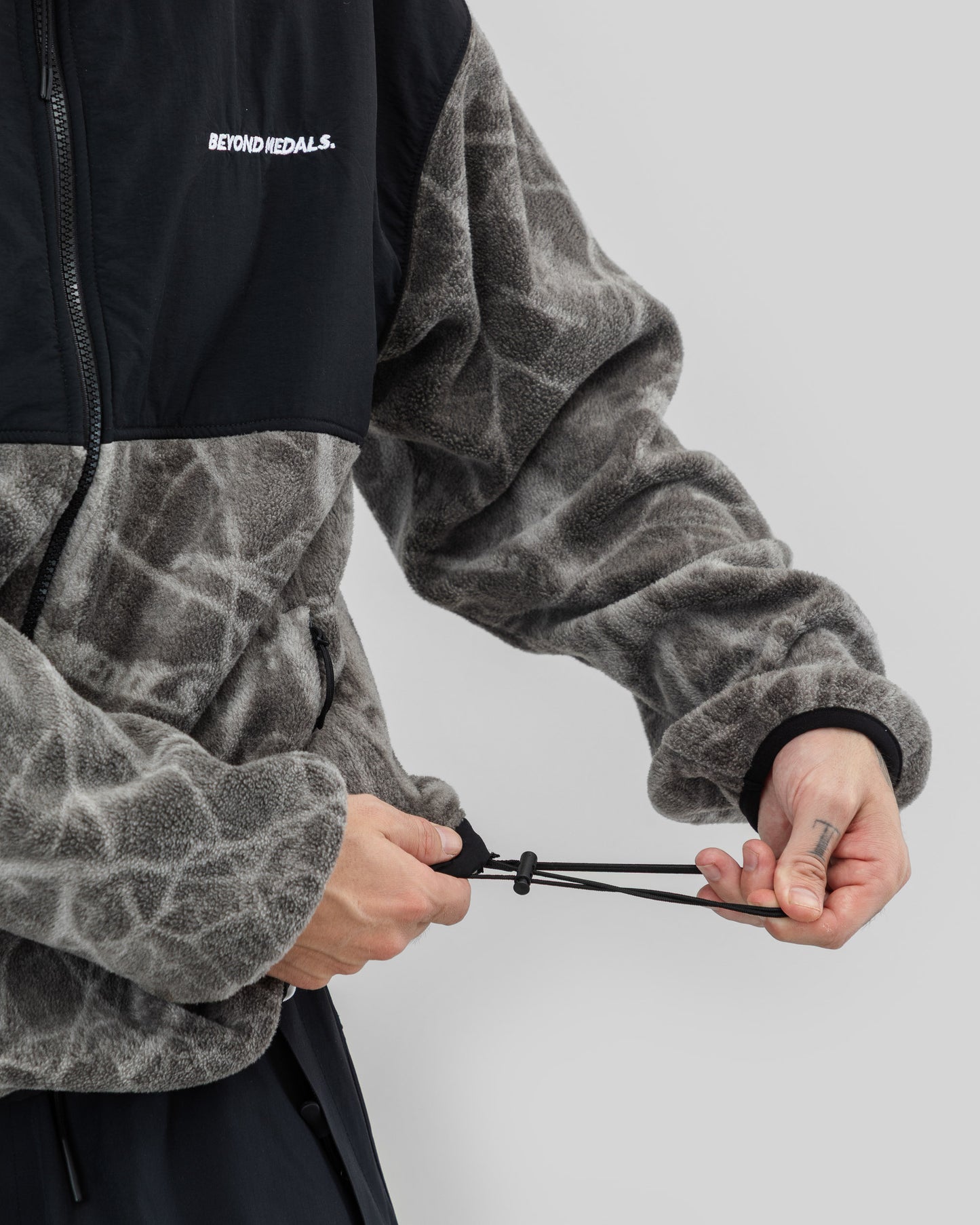 Beyond Medals - Ruskea tekninen fleecetakki