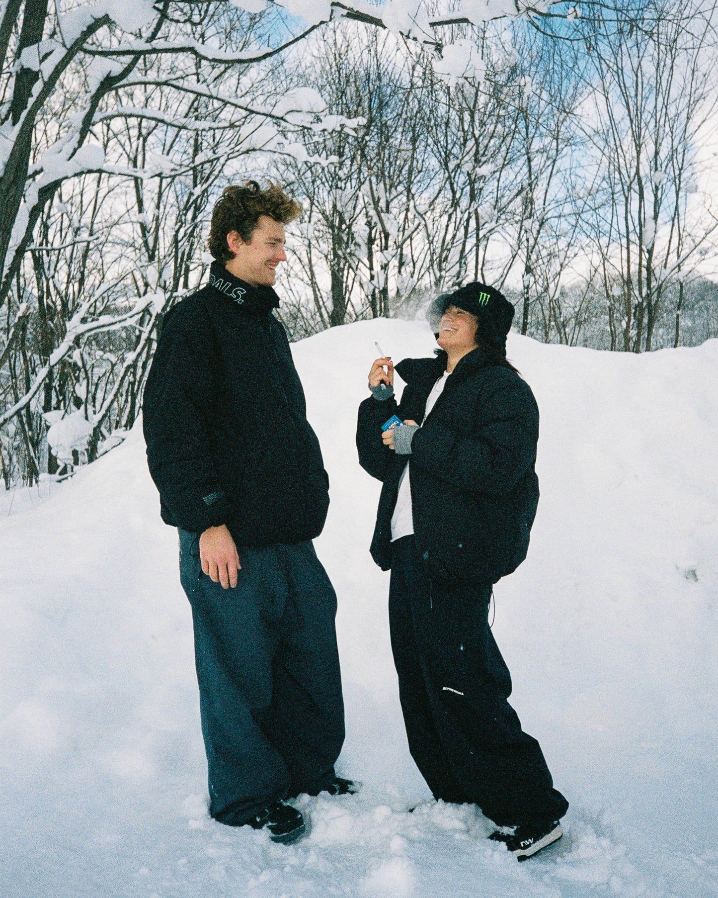 Beyond Medals - Parkkihousut Musta