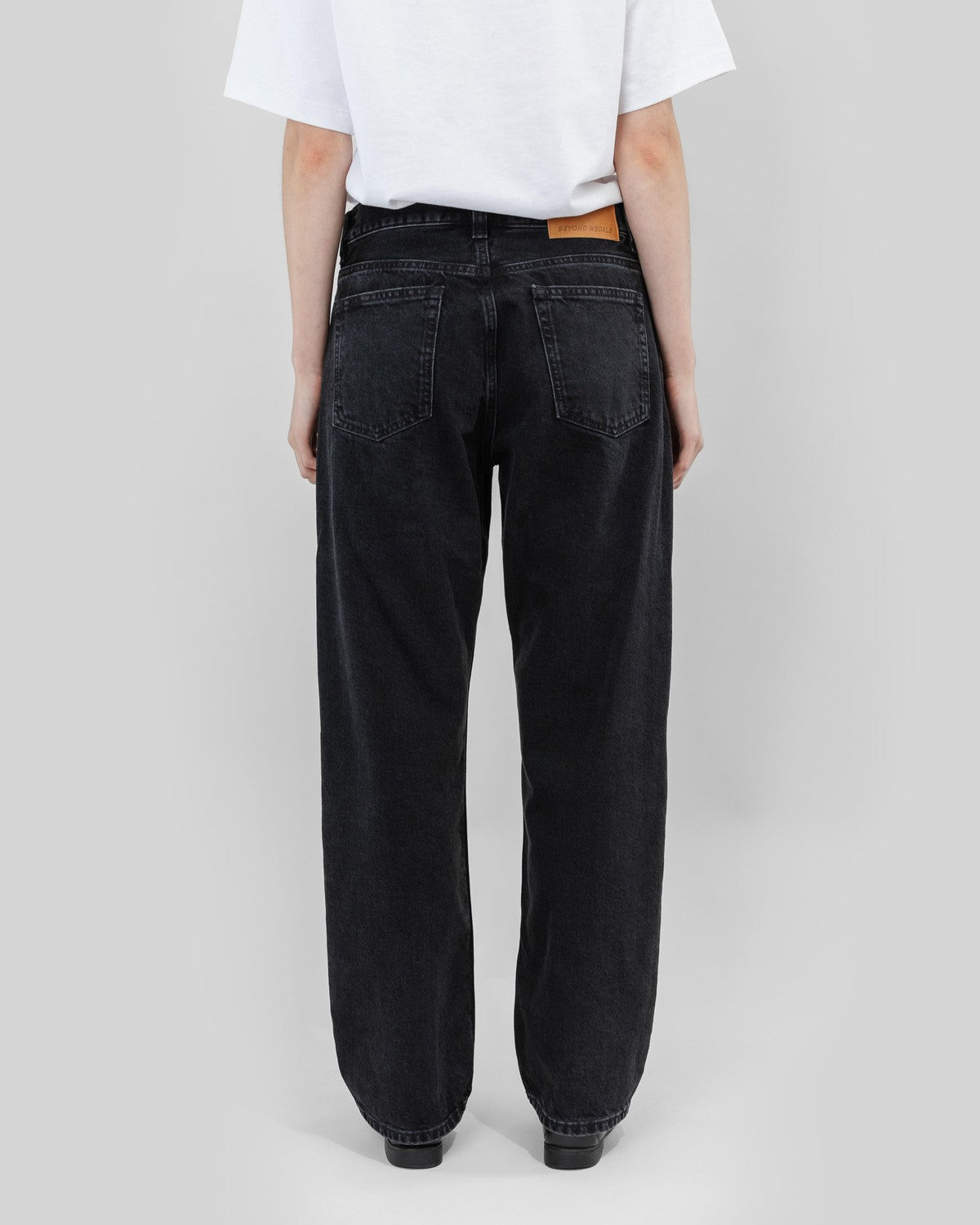 Beyond Medals - Väljät Farkut Mustat