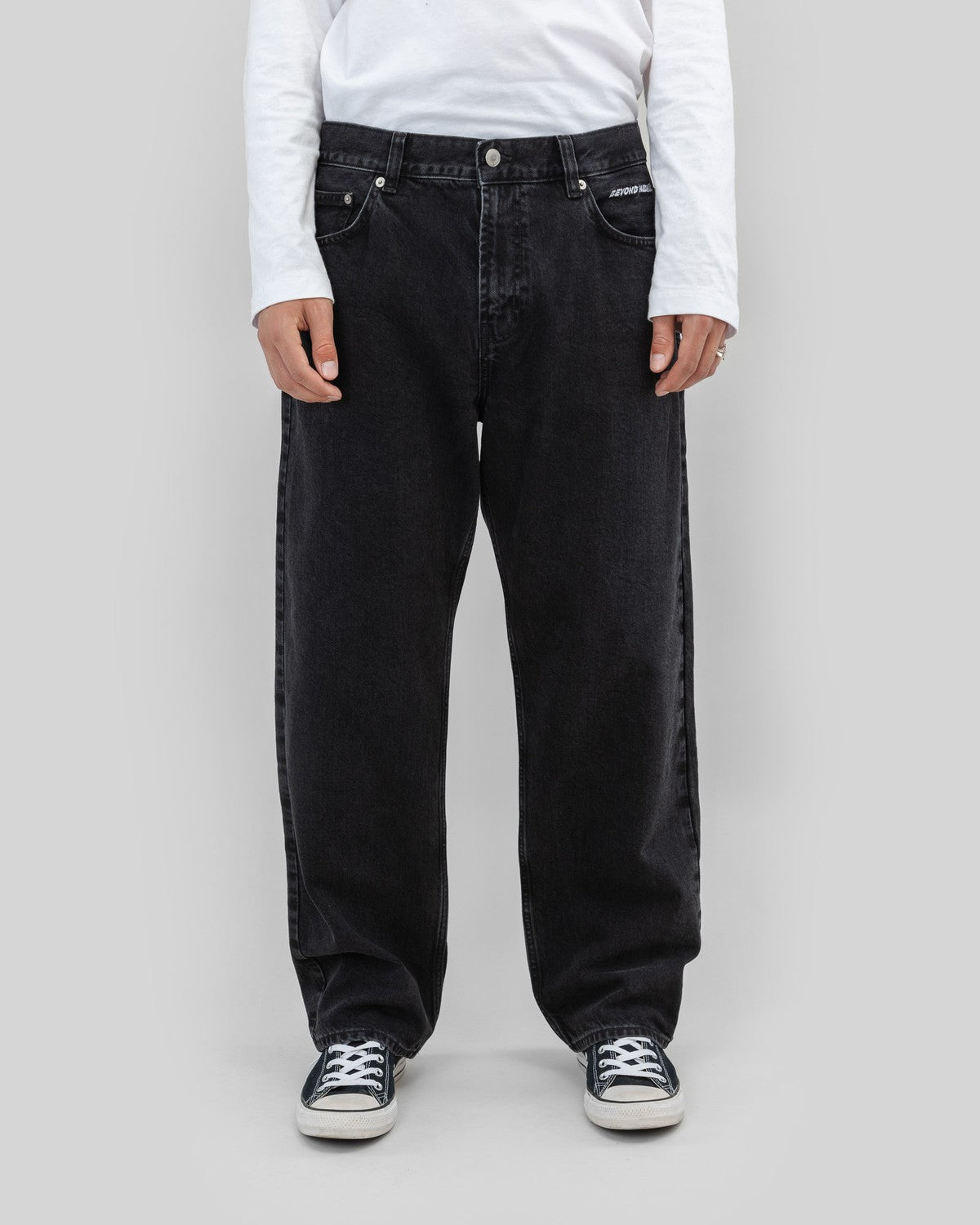 Beyond Medals - Väljät Farkut Mustat