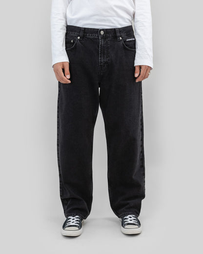 Beyond Medals - Väljät Farkut Mustat