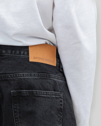 Beyond Medals - Väljät Farkut Mustat