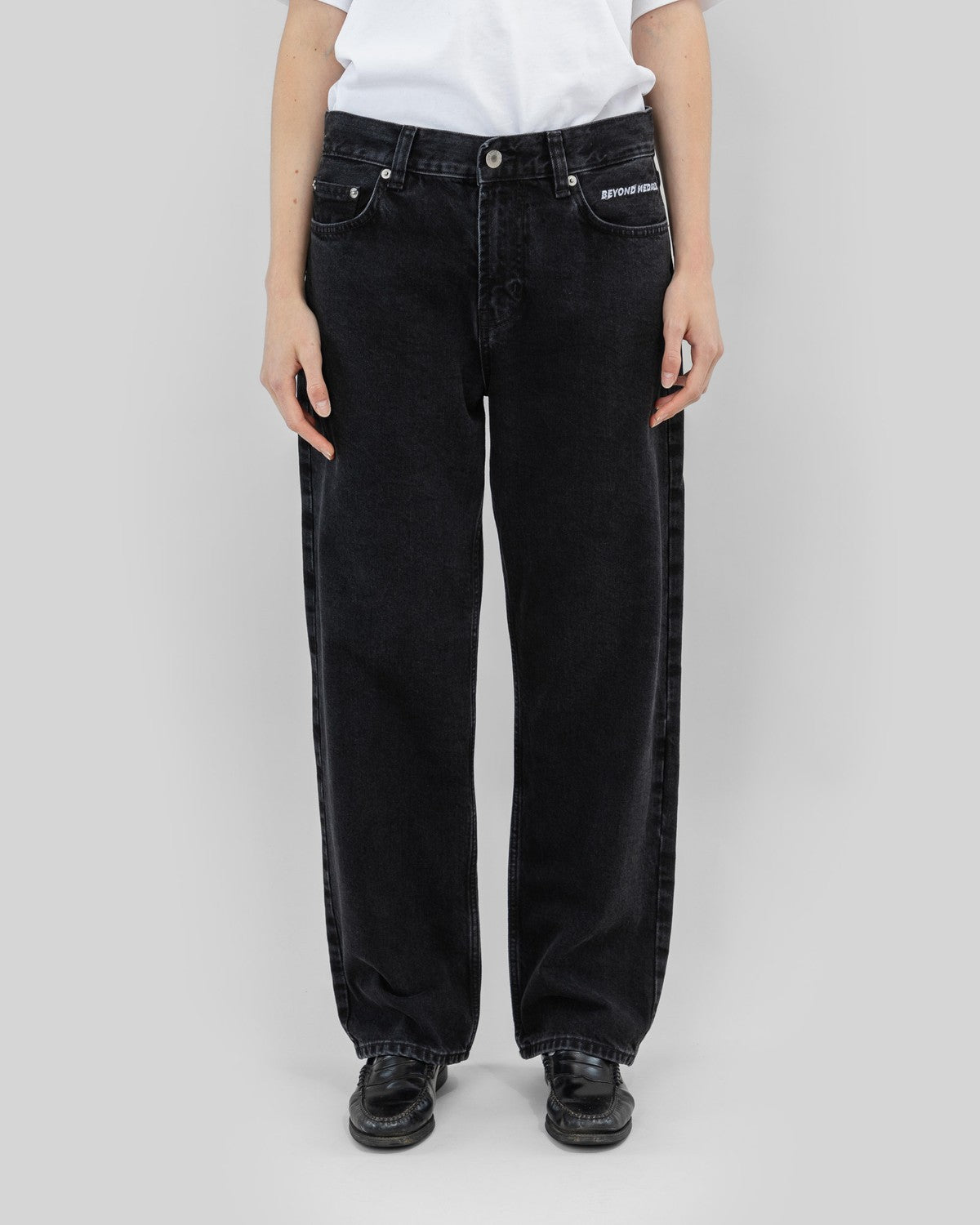 Beyond Medals - Väljät Farkut Mustat