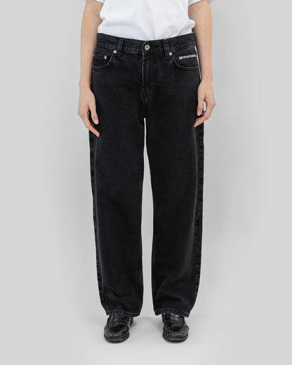 Beyond Medals - Väljät Farkut Mustat