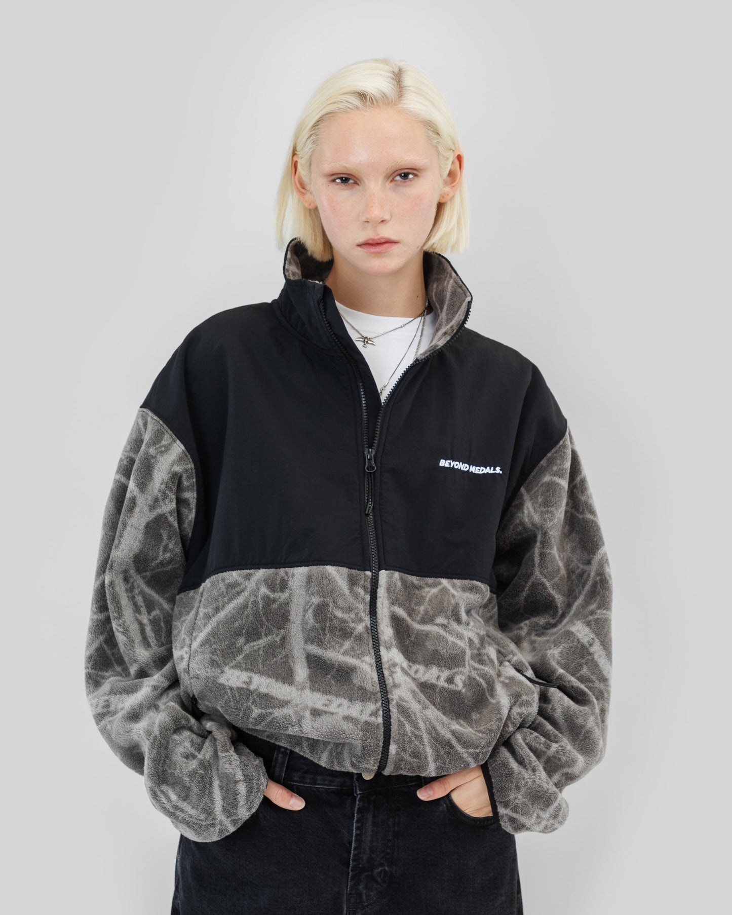 Beyond Medals - Ruskea tekninen fleecetakki