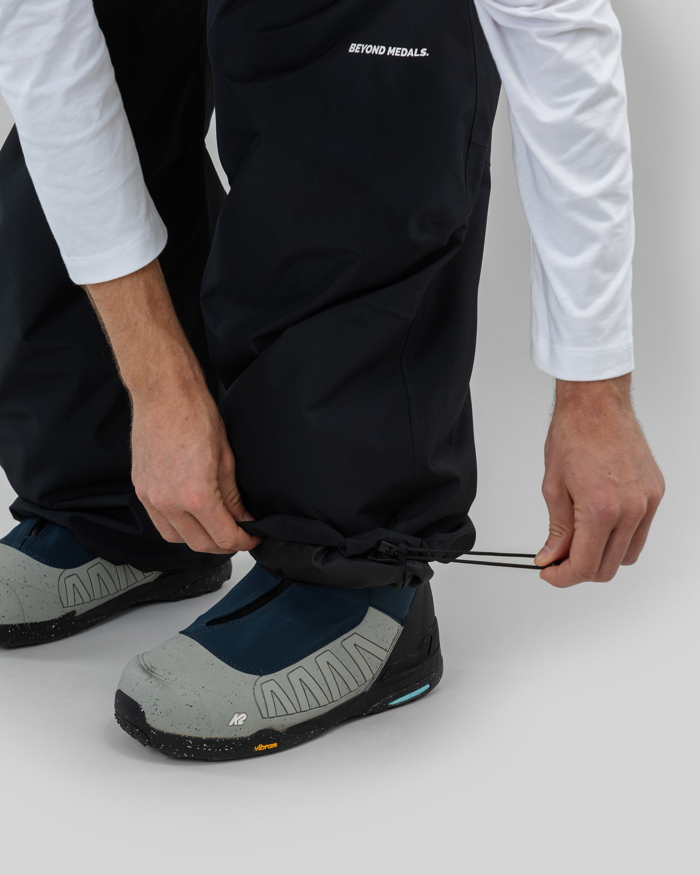 Beyond Medals - Parkkihousut Musta